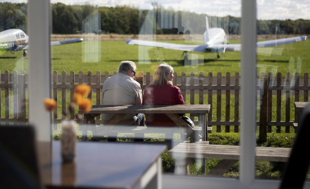 cafe-and-outdoor-benches-with-view-of-planes-tatenhill-from the cafe